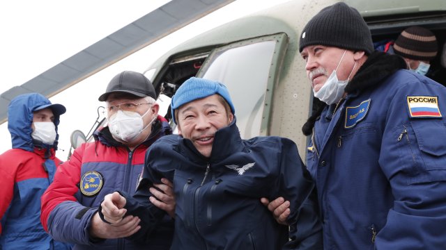 Японски милиардер, придружен от асистента си и руски космонавт, се