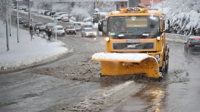 Над 310 снегопочистващи машини обработват пътните настилки в районите със