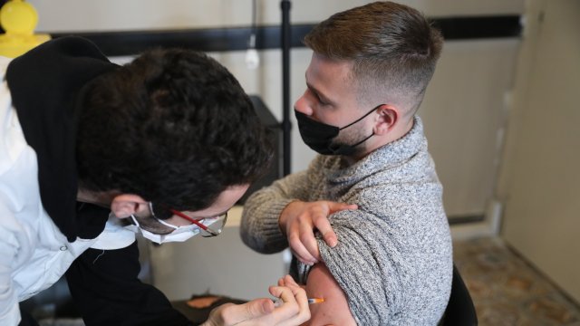 Израел започна да поставя четвърта доза ваксина срещу Ковид 19 на