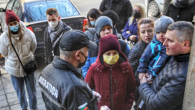 Украйна информира че отново отваря хуманитарни коридори и евакуира цивилни