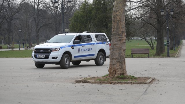 Неизвестен стрелец е произвел поредица от изстрели по колата на