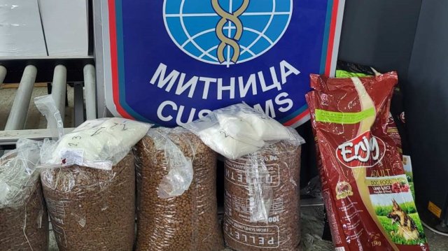Митничари откриха 3,6 кг метамфетамин в кучешка храна на Дунав мост 2