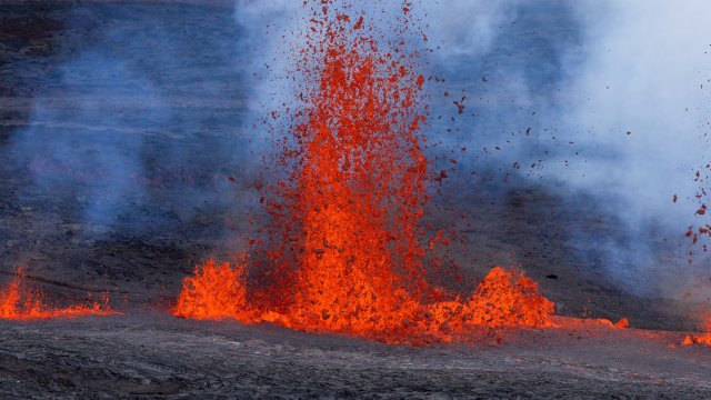 Най големият вулкан в света Мауна Лоа на Хаваите продължава