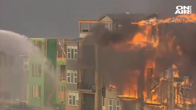 Близо 1000 жилища са унищожени след бушуващите пожари в американския