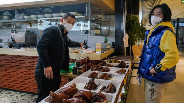 Китай отменя политиката си за нулев Ковид седмица след избухването