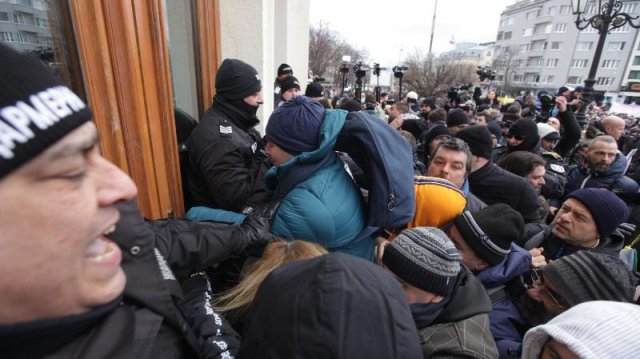 По време на протестните действия е предотвратен опит за влизане