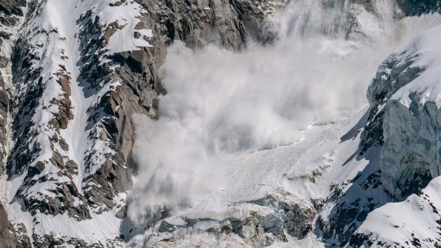 Десет човека се водеха изчезнали след лавина в ски курорт