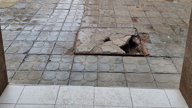 Амортизирани тротоари разбити капаци на шахти и опасности по пътното