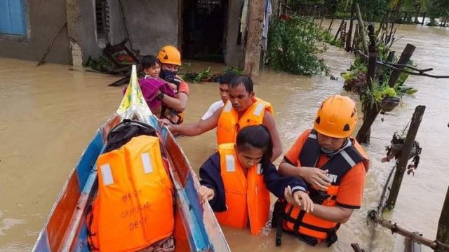 42-ма души загинаха в резултат на най-силната буря, връхлетяла Филипините