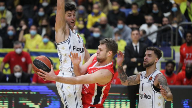 Александър Везенков и "Олимпиакос" регистрираха нова загуба в баскетболната Евролига,