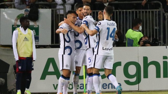 Интер остана в битката за титлата в Серия А след