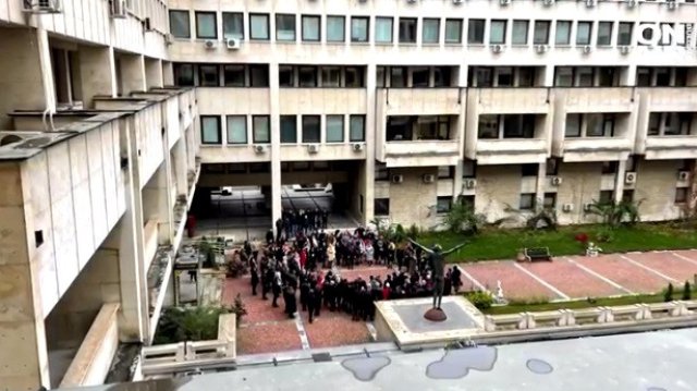 Служителите на Министерството на външните работи протестираха като хвърляха жълти