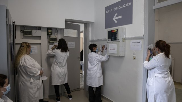 Правителството в Гърция прибягва до мобилизация на лекарите на частна