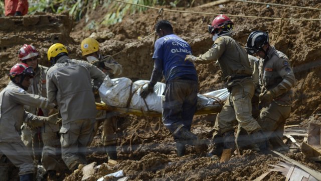 Телата на двама души бяха открити след като по рано тази