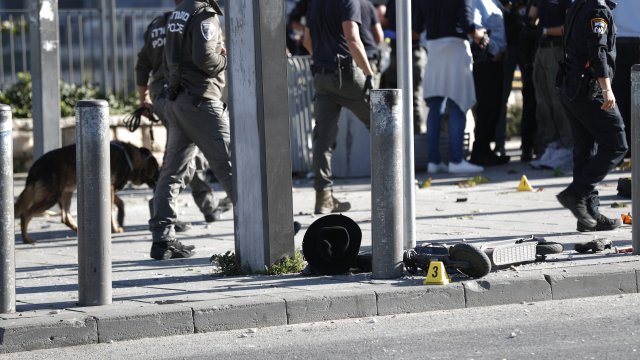 16 годишно момче загина а най малко 14 души бяха ранени при