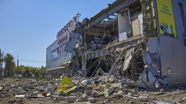 Руски ракетен удар удари претъпкан търговски център в централния украински