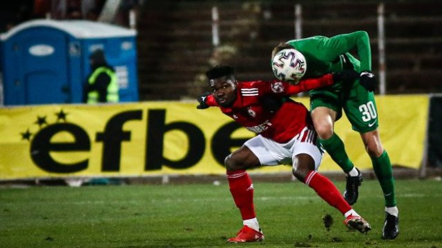 Ограничението за картотекирането и използването само на петима чужденци извън