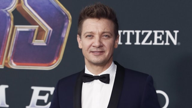 Джеръми Ренър е счупил над 30 кости когато случайно беше