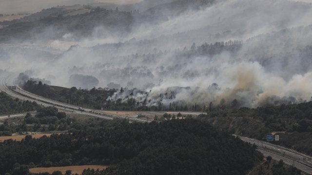 И днес испанските пожарникари продължават да се борят с горските
