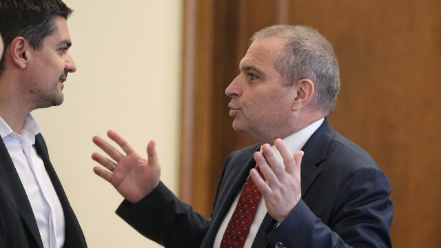 След като четворната управляваща коалиция стана тройна и лидерът на