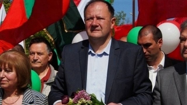 Натиснаха Манолова да се откаже от президентския вот, разкри Миков