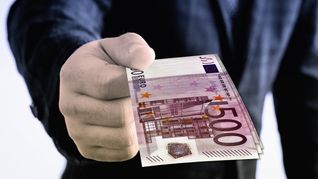 Двама пътни полицаи са арестувани за подкуп в Благоевград Те