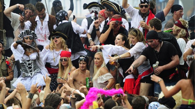 Диджеи организатори на фестивали и фенове на музиката се стремят