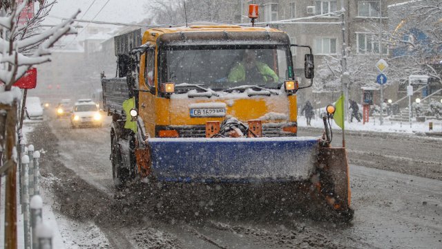 899 снегопочистващи машини обработват пътните настилки в районите със снеговалеж,