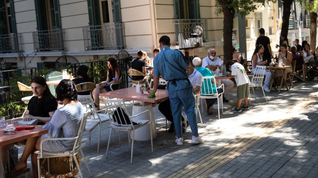 Редица ограничения срещу Ковид в Гърция ще бъдат облекчени по специално