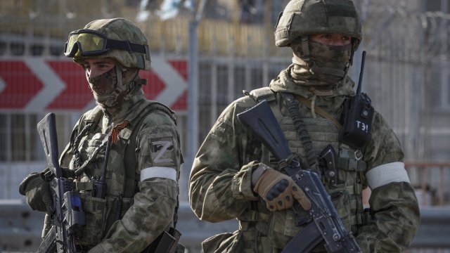 Руските войски укрепват отбранителните си позиции в украинската Херсонска област