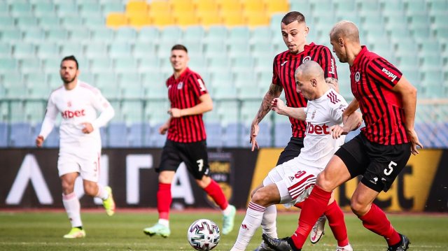 Отборите на Локомотив София и ЦСКА 1948 не се победиха