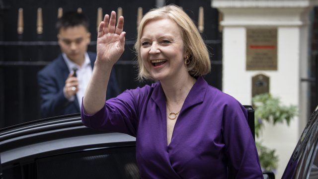 Кралица Елизабет II назначи Лиз Тръс за нов министър председател на