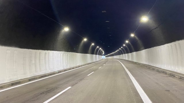 Възстановено е движението в тръбата в посока София на тунел