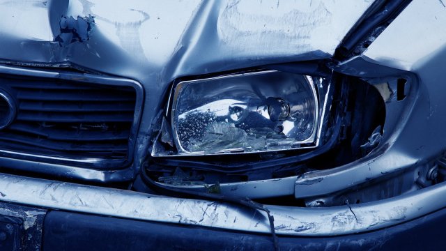 Десет души пострадаха при катастрофа снощи между лек автомобил и