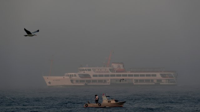 Дарданелите са затворени за движение на кораби за трети ден