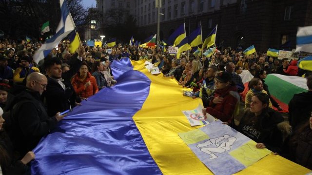 Граждани се събират на шествие наречено Поход срещу руския фашизъм