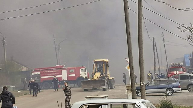 Затворници и надзиратели от затвора в село Громадск в сибирския