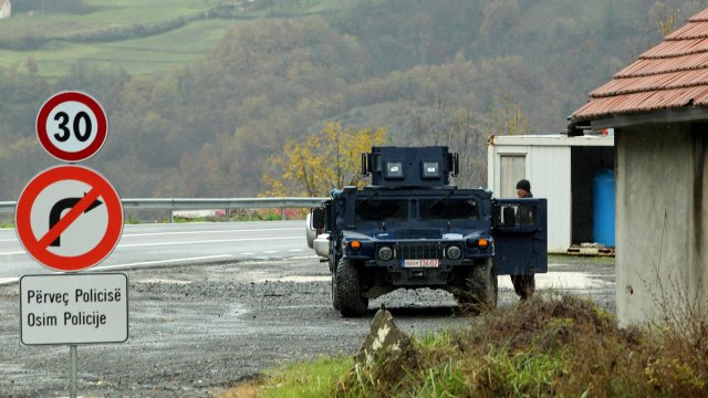 Полицай е ранен в Косовска Митровица, след като е нападнат