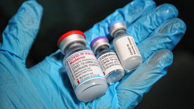 При ваксината на Pfizer продължава допълнителната оценка за възможна връзка
