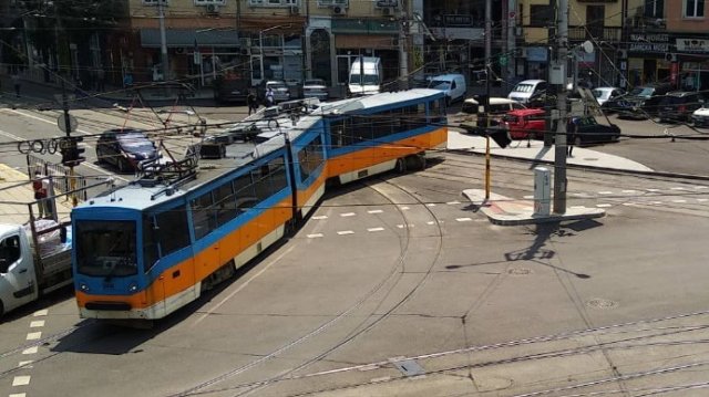 Трамвай е излязъл от релсите в центъра на София около