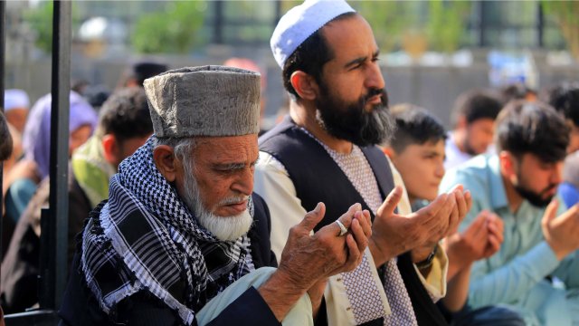 По време на вечерна молитва в джамия в Кабул избухна