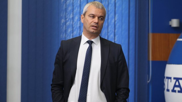 Костадинов: Тагарев си позволи да намекне за създаване на база на САЩ в България