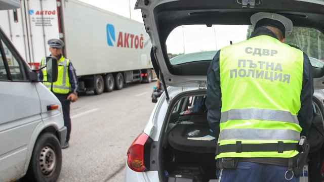 МВР задържа 23 годишен сириец опитал да подкупи пътни полицаи Спрели
