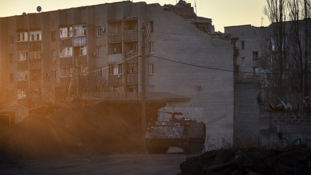 Един човек е загинал при ракетен удар по жилищна сграда