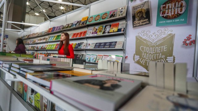 Коледен базар под надслов Купи книга подари надежда се