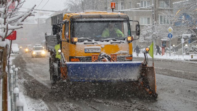 Общо 141 снегопочистващи машини са работили на терен в столицата