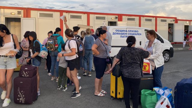 Местят в Приморско украинските бежанци настанени в центъра за временно