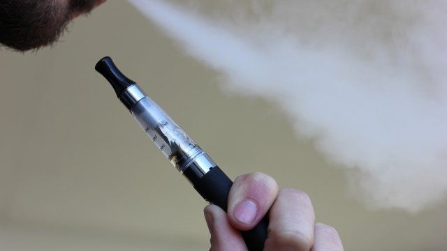 Учени от Университета Тъфтс описаха влиянието на електронните цигари върху