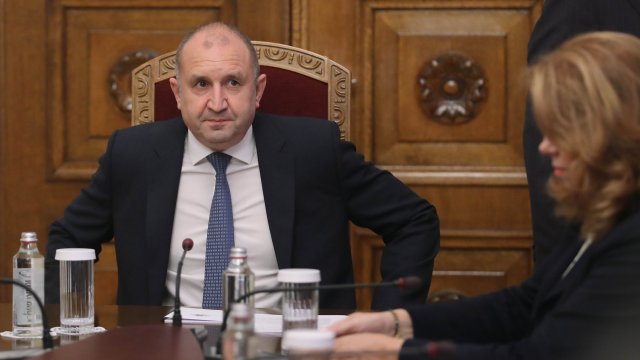 Приключват политическите консултации с парламентарно представените партии преди президентът Румен