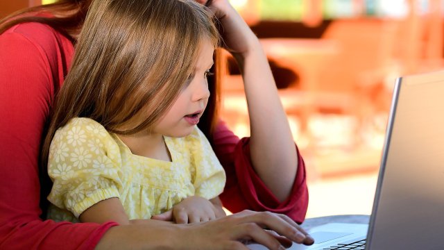 Децата в България са интелигентни и дигитално грамотни но родителите
